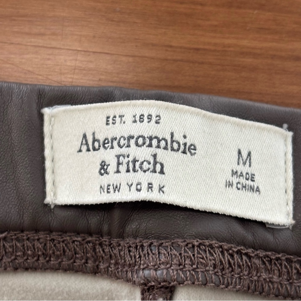 ❤️2/$15 or 3/$21❤️Abercrombie & Fitch Taupe Faux Leather Leggings, Size M - Picture 8 of 10